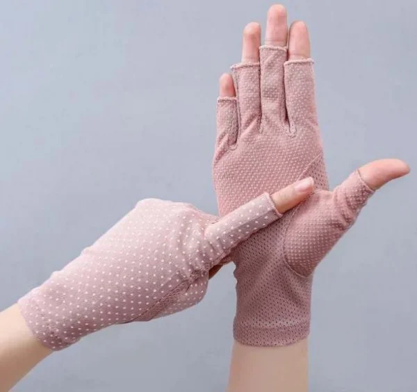 قفازات القيادة المزينة بالنقاط – حماية ومظهر راقٍ